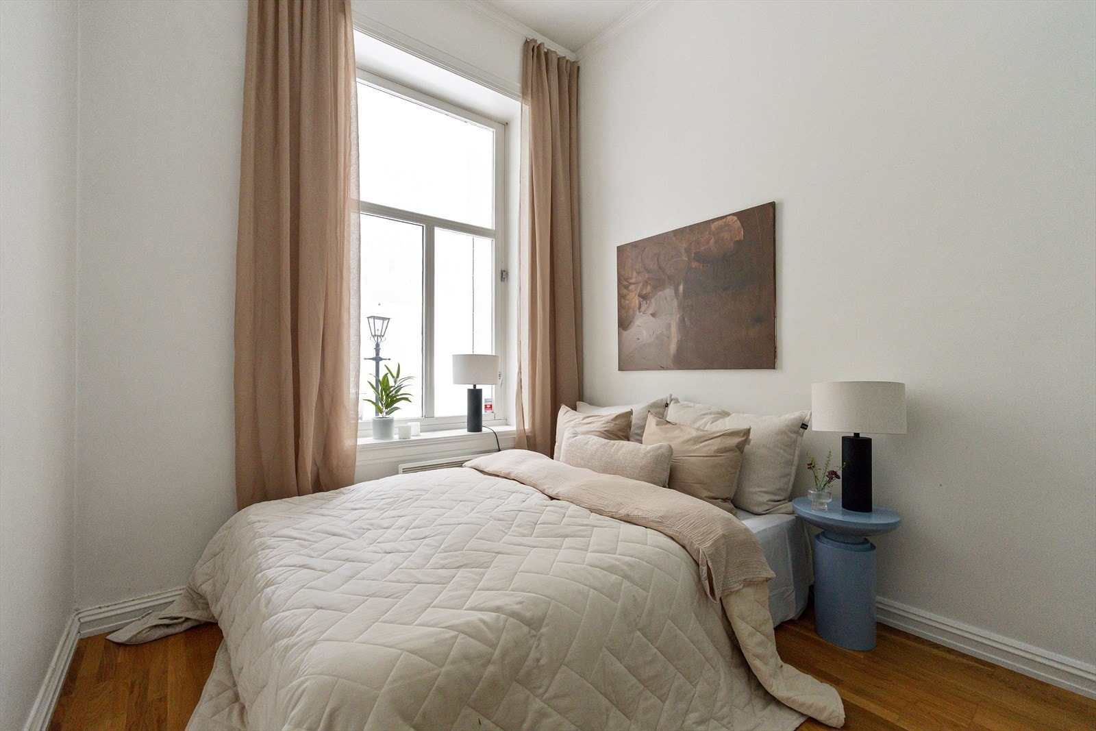 Romslig soverom med god plass til dobbeltseng og garderobeskap. Galleribilde