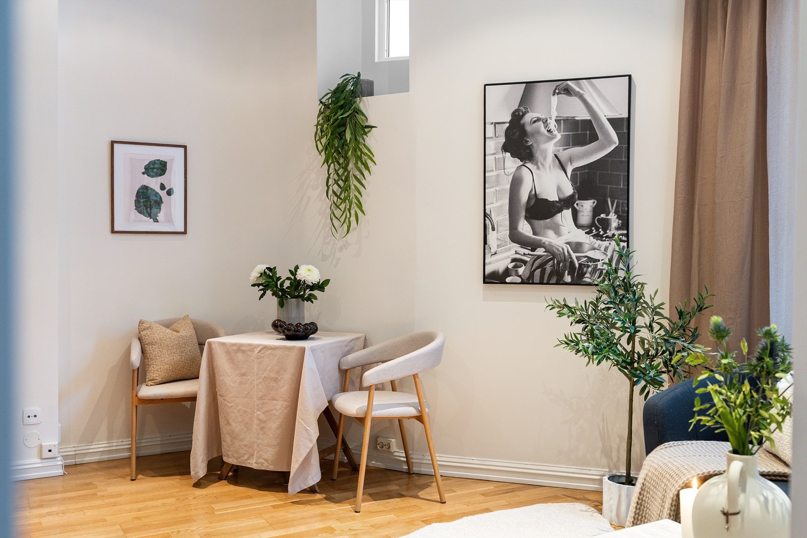 Rommets størrelse gir også mulighet for et hyggelig spisebord. Galleribilde