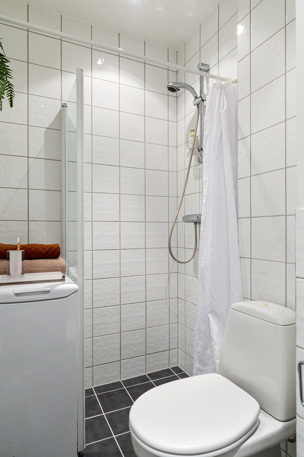 Badet er utstyrt med mekanisk avtrekk, bereder, opplegg for vaskemaskin, dusjsone, stående toalett og servant med ettgreps blandebatteri fra FM Mattsson. Galleribilde