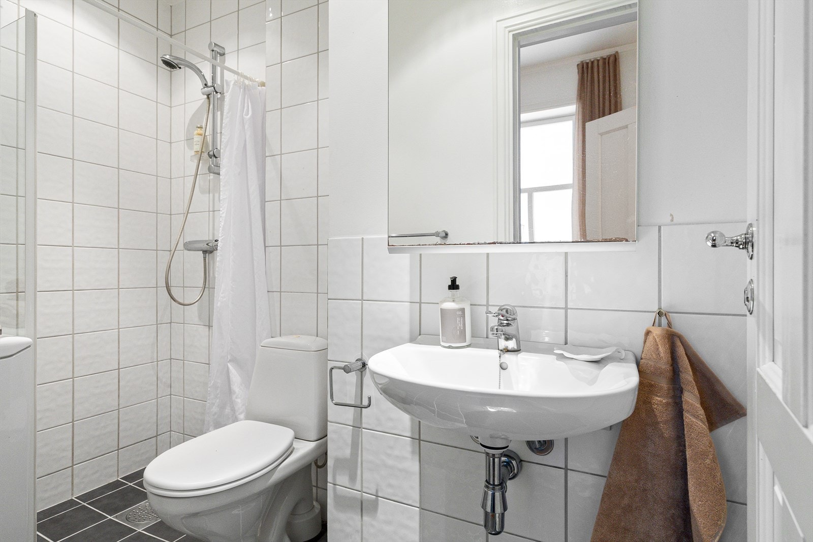 Baderommet har flislagt gulv med gulvvarme, samt flis og malte flater på veggene. Galleribilde