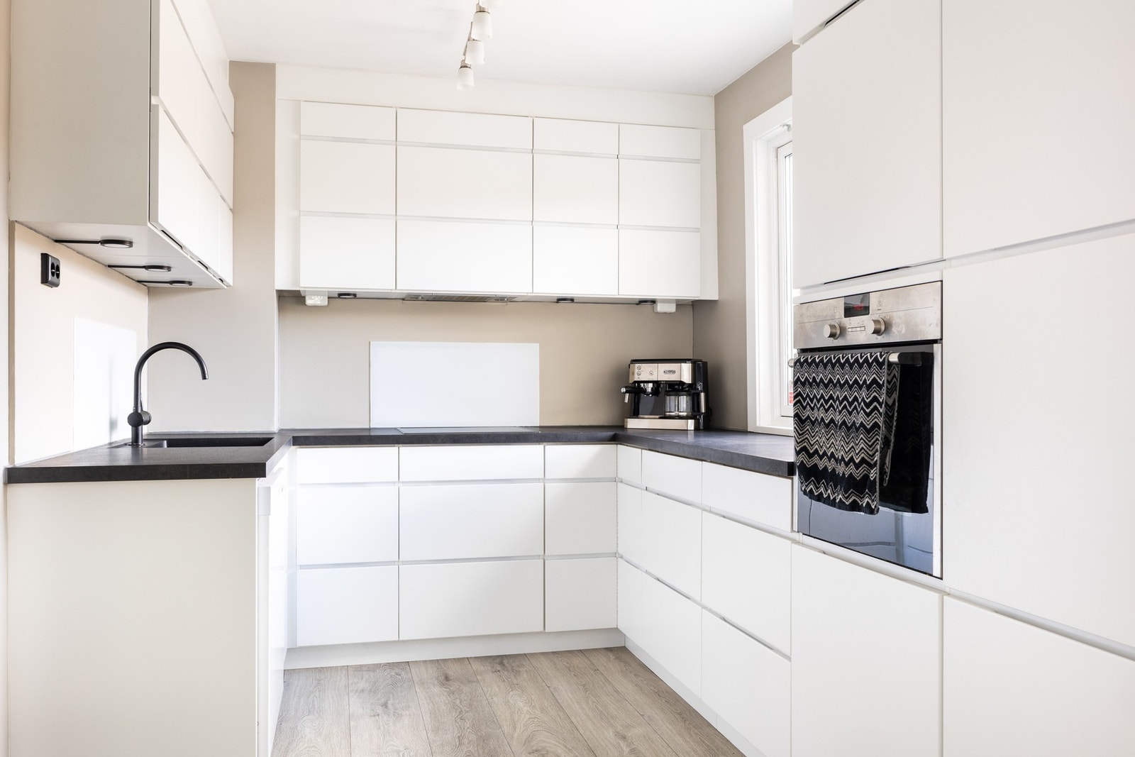 Moderne Kvik kjøkkeninnredning med hvite fronter. Galleribilde