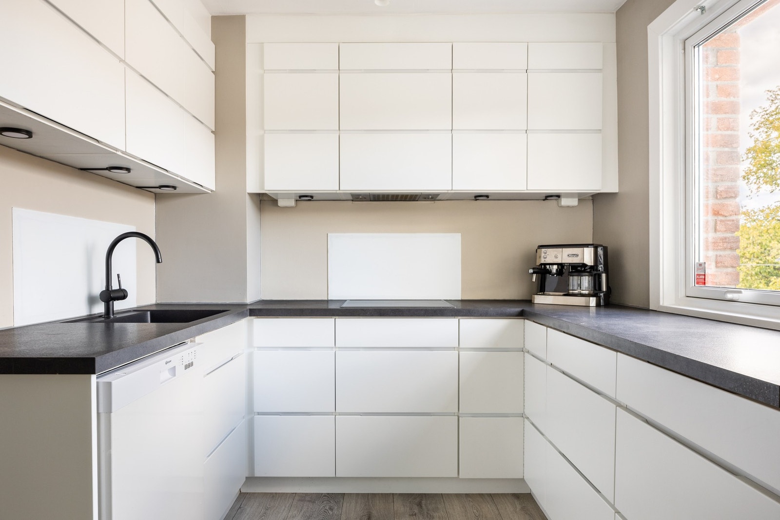 Sosialt kjøkken med praktiske løsninger samt godt med både skap- og benkeplass. Galleribilde