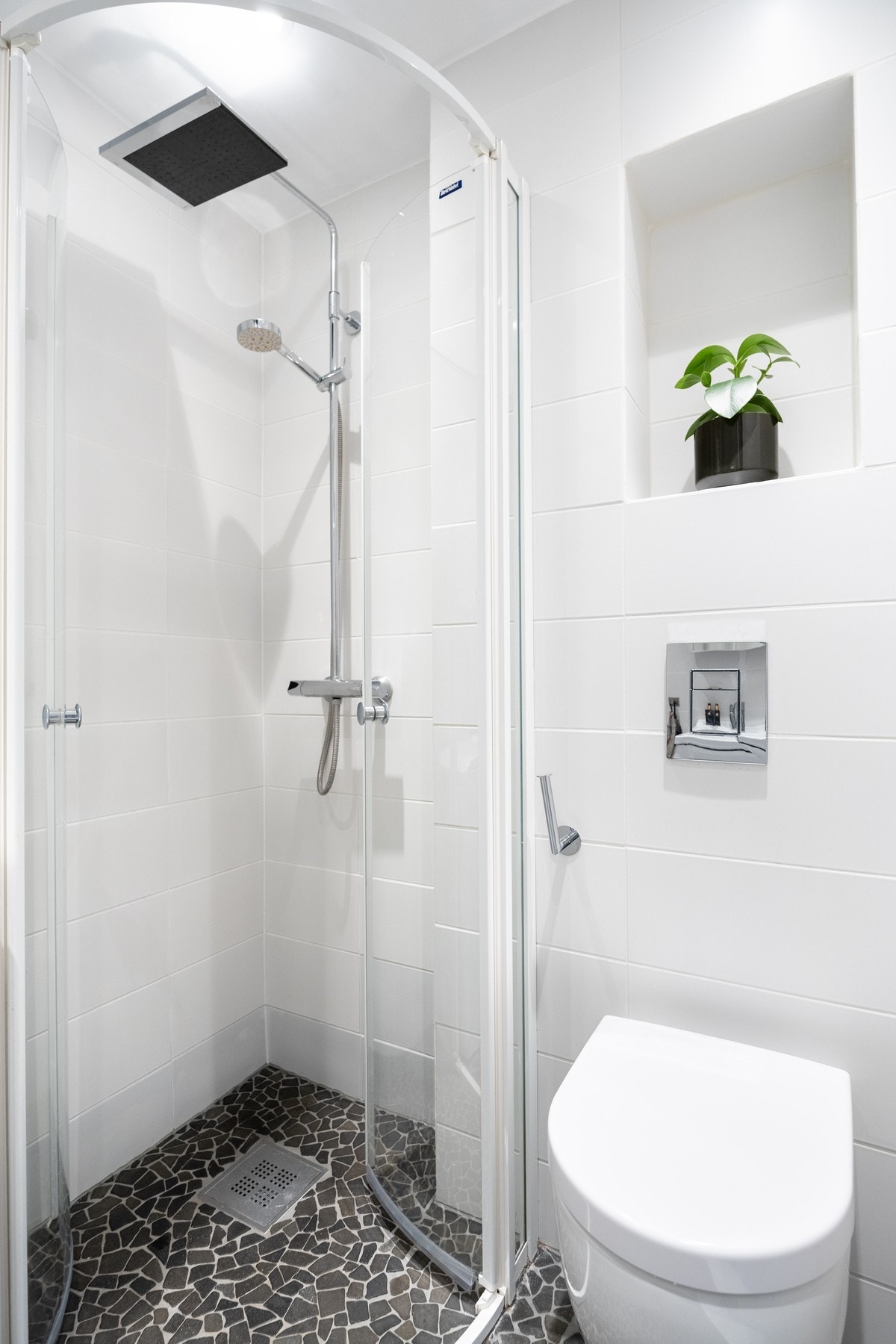 Opplegg for vaskemaskin og mekanisk avtrekksventil i vegg. Galleribilde