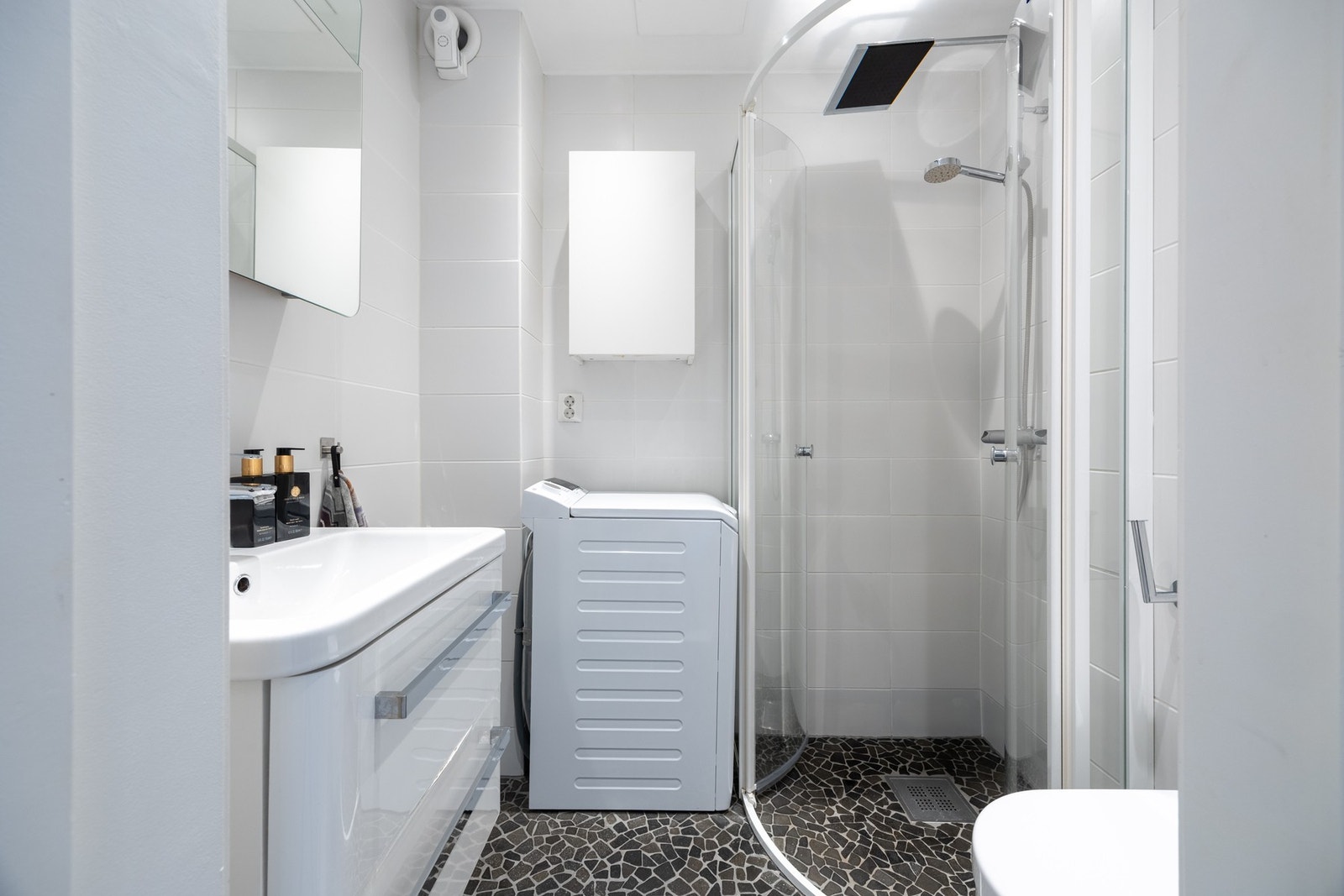 Pent baderom fra 2013 med flislagt gulv med gulvvarme. Galleribilde