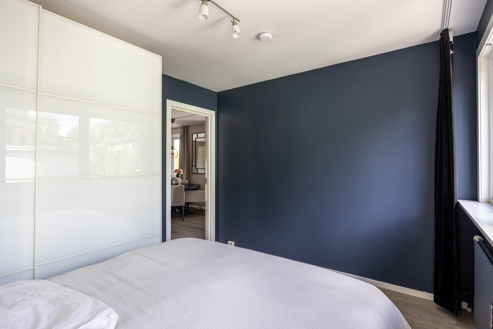 Innredet med stort garderobeskap, hvor man har gode oppbevaringsmuligheter. Galleribilde