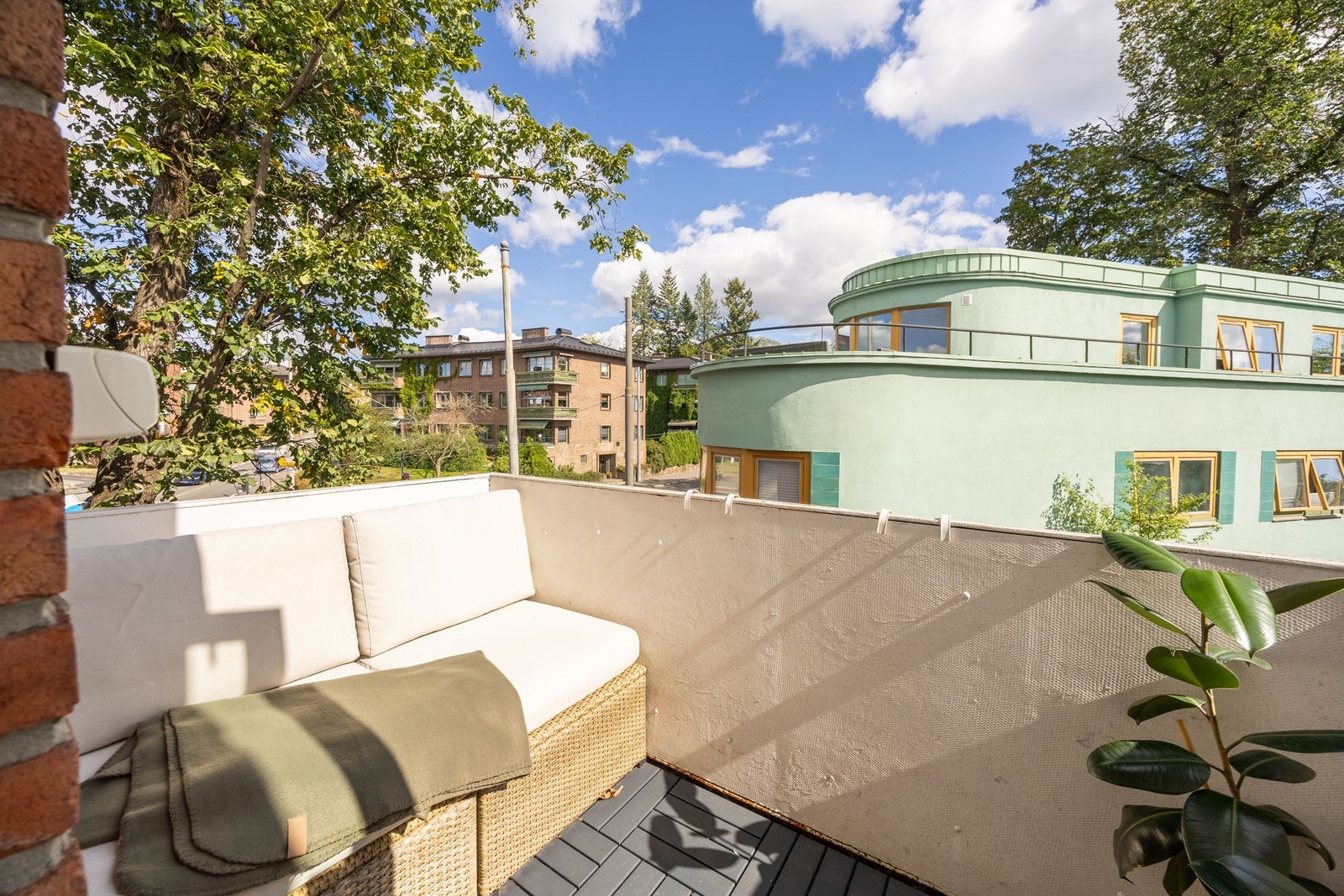 Sentral og luftig 3-roms topp- og hjørneleilighet med solrik sør-østvendt balkong, intern beliggenhet og god standard. Galleribilde