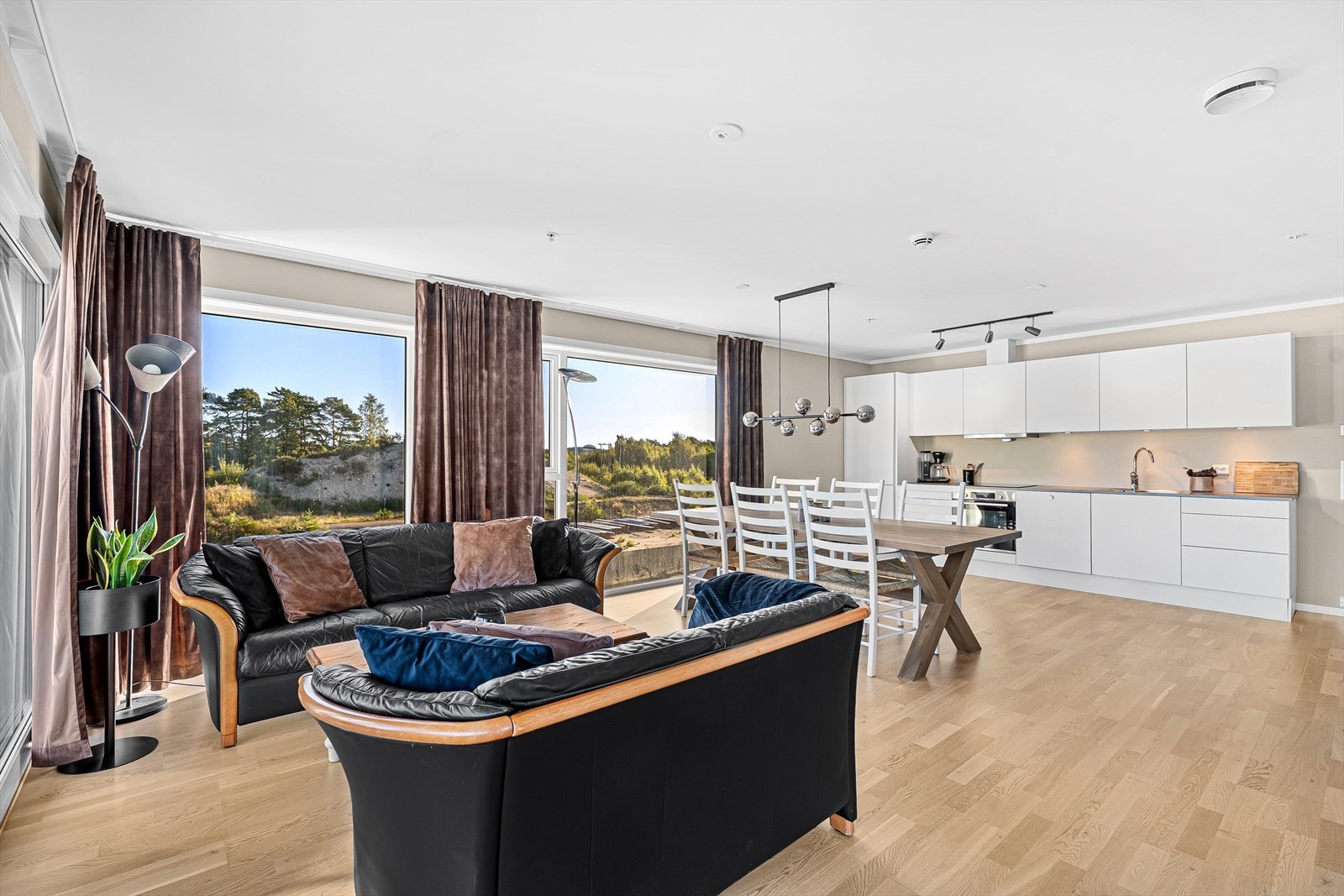 Naturlig plass til sittegruppe og spisebord Galleribilde