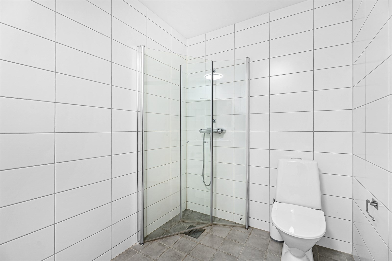 Begge bad har wc, dusjhjørne, og stilrene innredninger Galleribilde