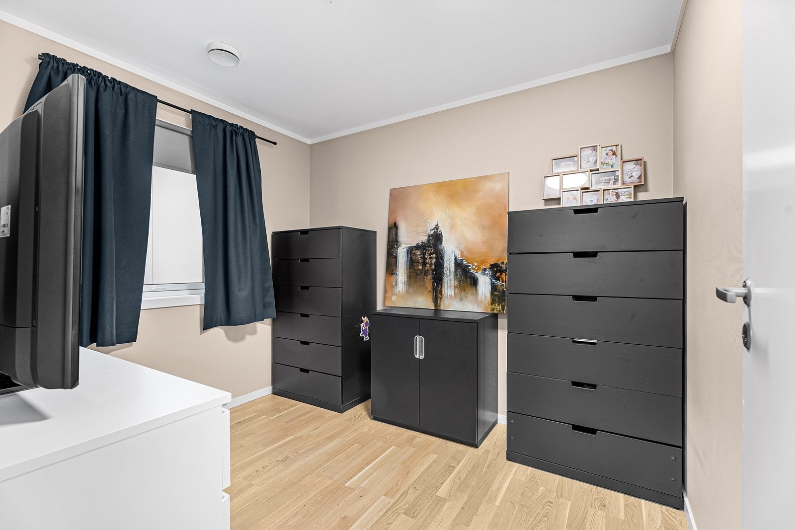 Fint som kontor, barne- eller gjesterom, eventuelt garderoberom Galleribilde