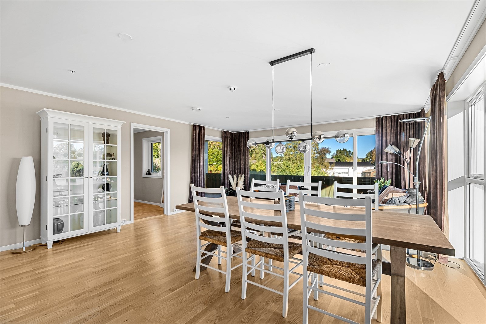 Store vinduer gir godt med naturlig lysinnslipp Galleribilde