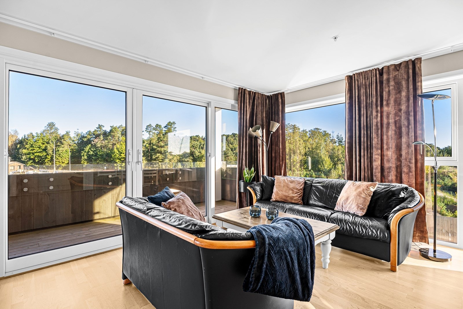 Stor skyvedør ut til terrassen Galleribilde