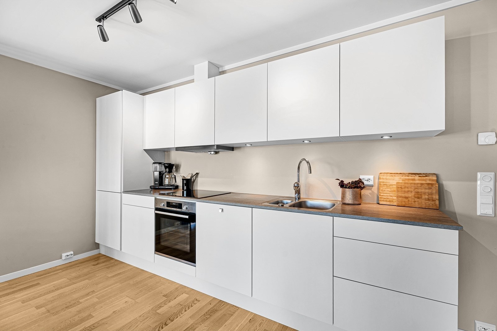 Stilrent kjøkken med laminerte fronter og benkeplater Galleribilde