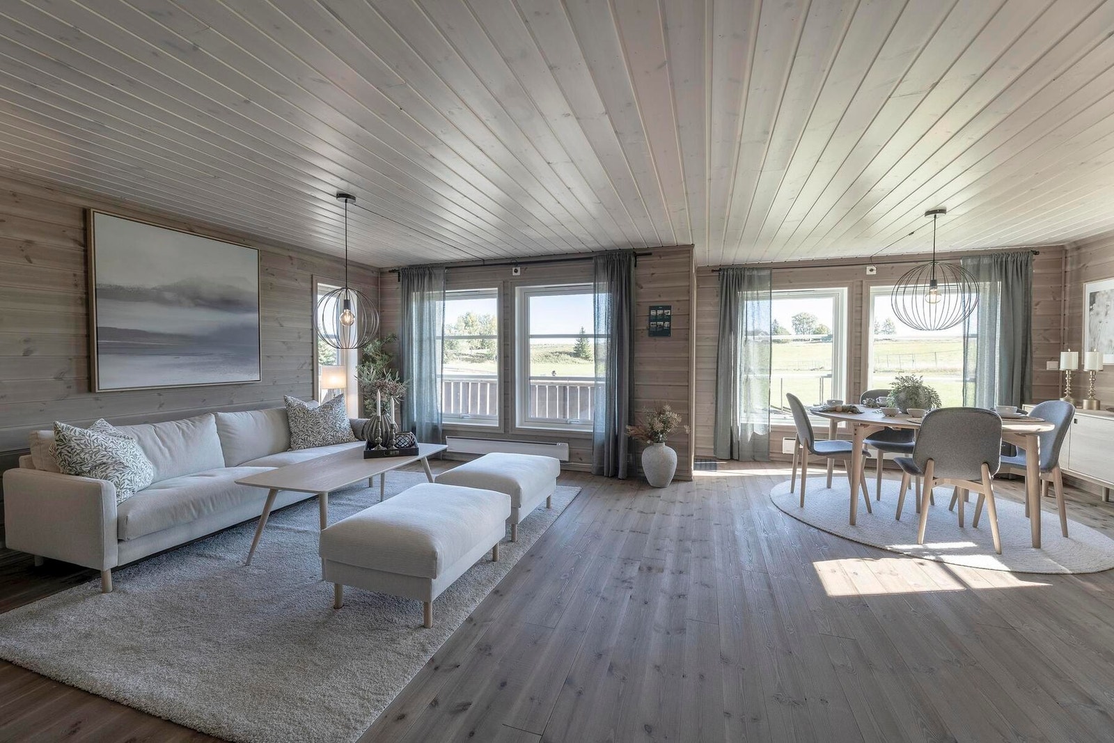 Stue/kjøkken er på 32m2 og med god plass til familie og venner. Foto fra en tilsvarende hytte. Galleribilde