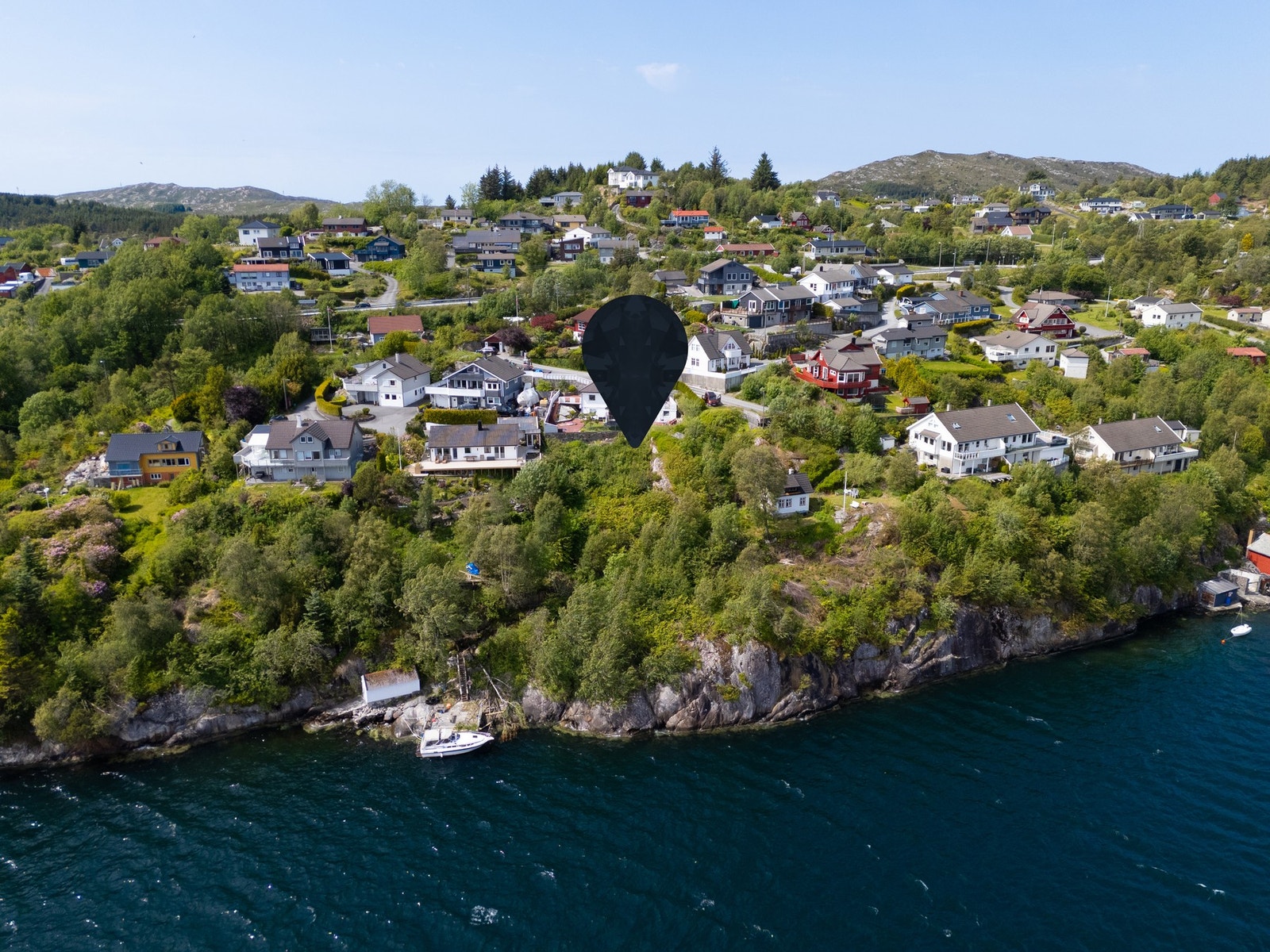 Tomten ligger attraktivt til helt ytterst i boligfeltet og byr på en fantastisk panoramautsikt over sjøen. Galleribilde