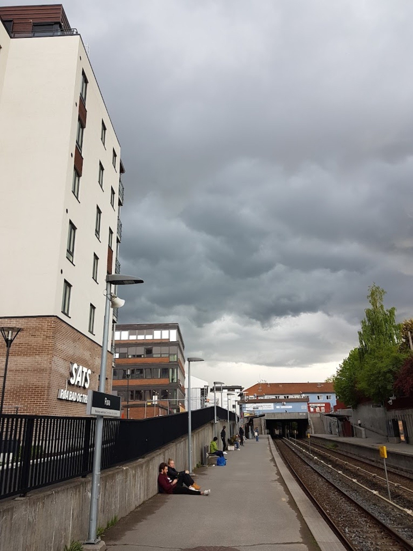 Røa T-bane er få minutters gange unna. Sats Røa og Røabadet legger til rette for en aktiv livsstil på Røa. Galleribilde