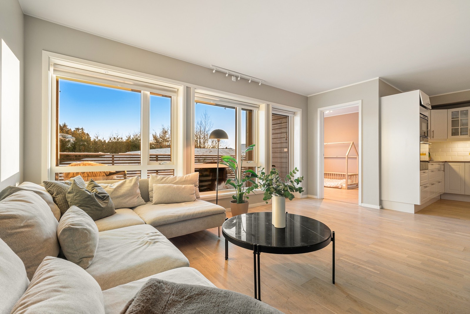 Det er varmekabler i gulvet i stue, kjøkken, bad og gang Galleribilde