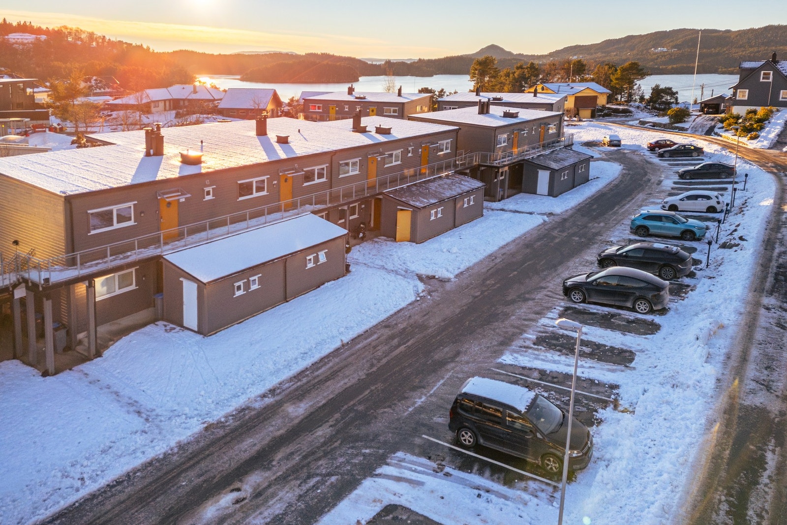 Det medfølger 3 parkeringsplasser på felles biloppstillingsplass - Ingen faste plasser Galleribilde