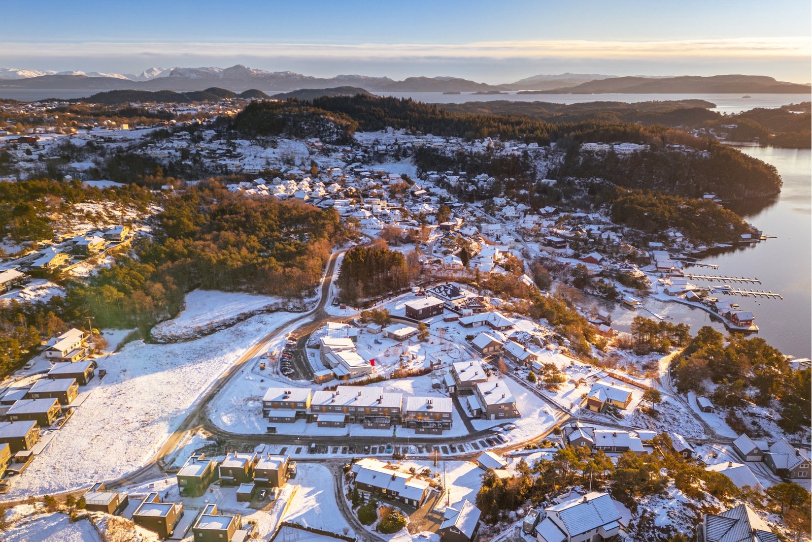 Leiligheten ligger sentralt på Nore Neset med gåavstand til sjø, skole, barnehage og nærbutikk Galleribilde