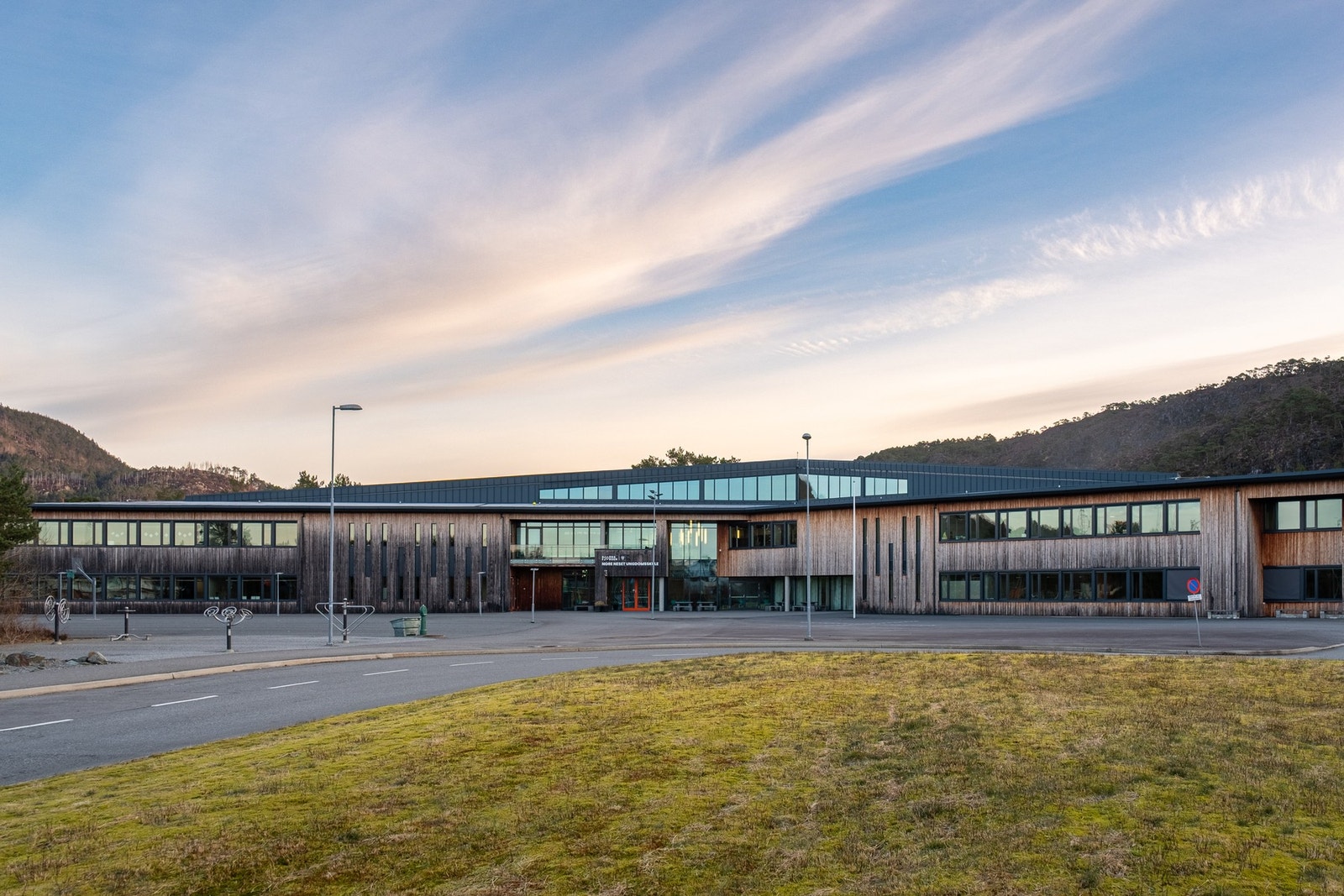 Nore Neset skole ligger i gåavstand fra leiligheten Galleribilde