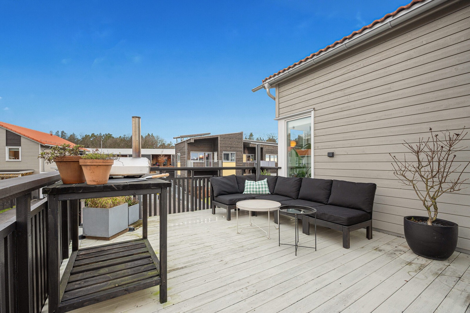 Deilig veranda med plass til flere sittegrupper. En god anledning til å samle familie og venner til grilling. Galleribilde