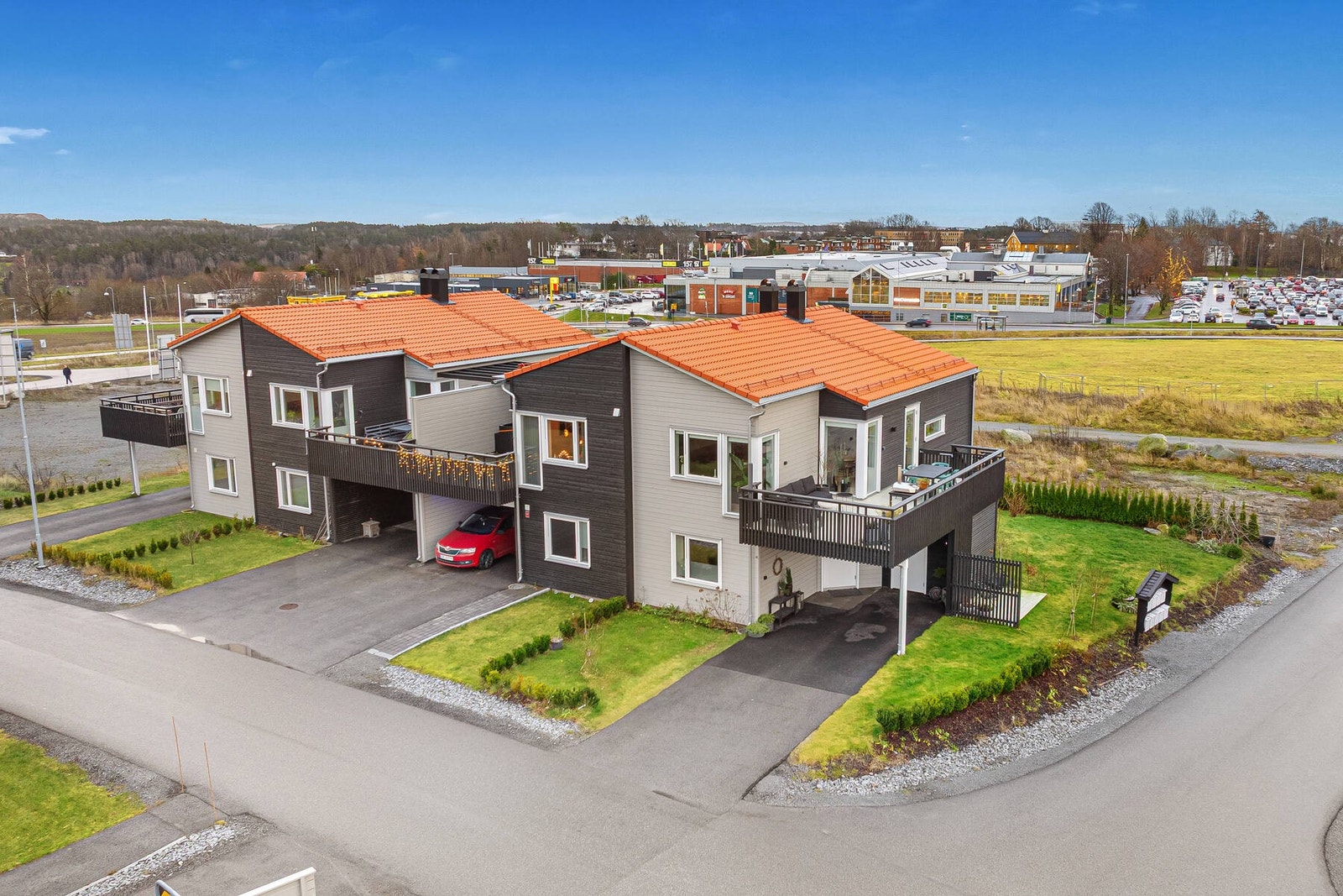 Disse tomannsboligene er bygget av den velkjente utbyggeren JM, som er en av Nordens ledende boligutviklere. Her er det solid standard med kvalitet og funksjonalitet i fokus. Galleribilde