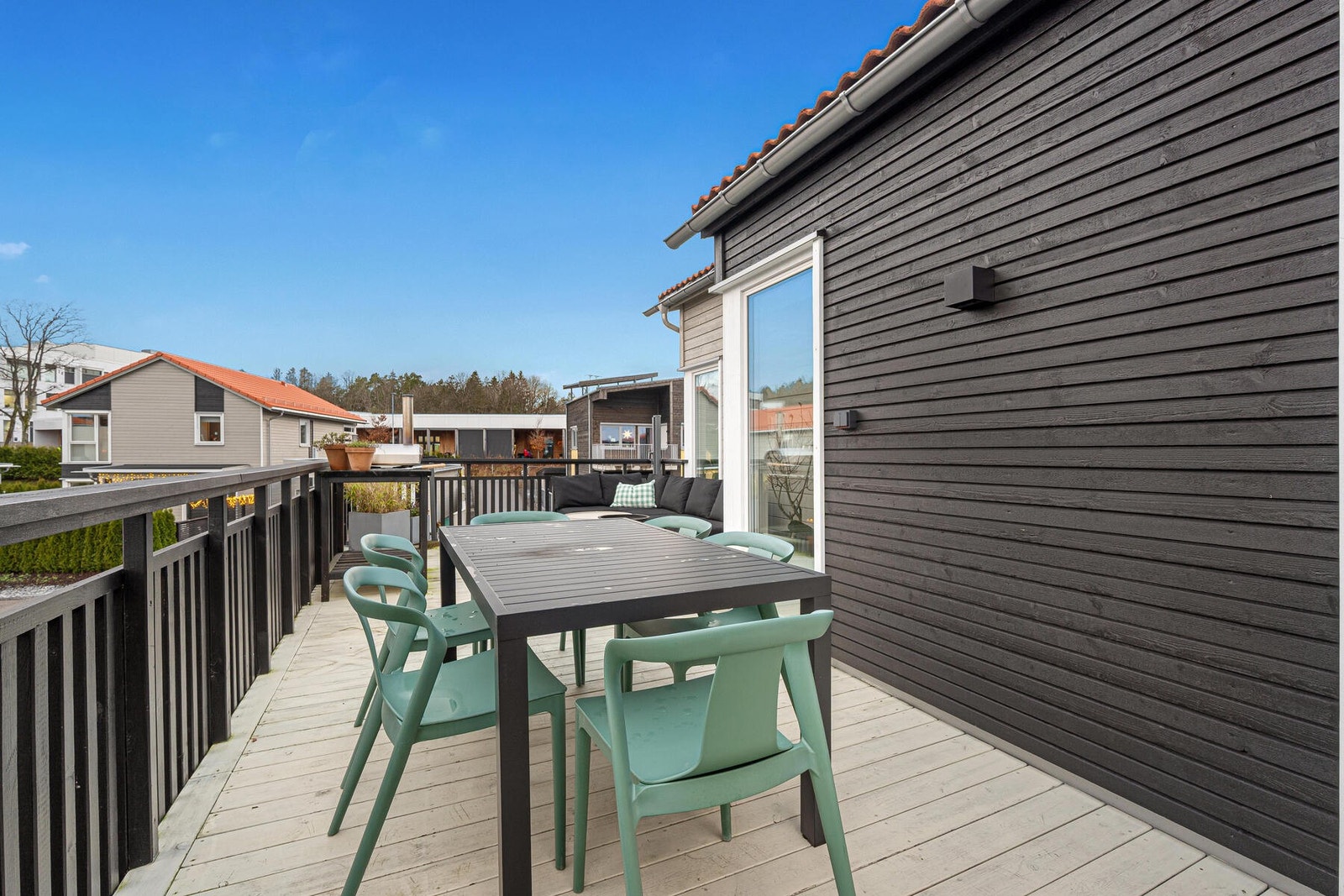 Verandaen har god plass til både spise- og sofagruppe. Galleribilde