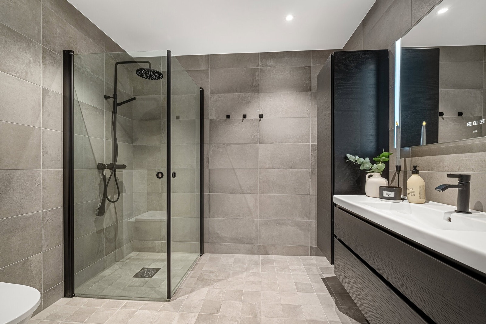 Badet ligger i boligens 1.etg., og er flislagt på vegger og gulv med gulvvarme. Galleribilde