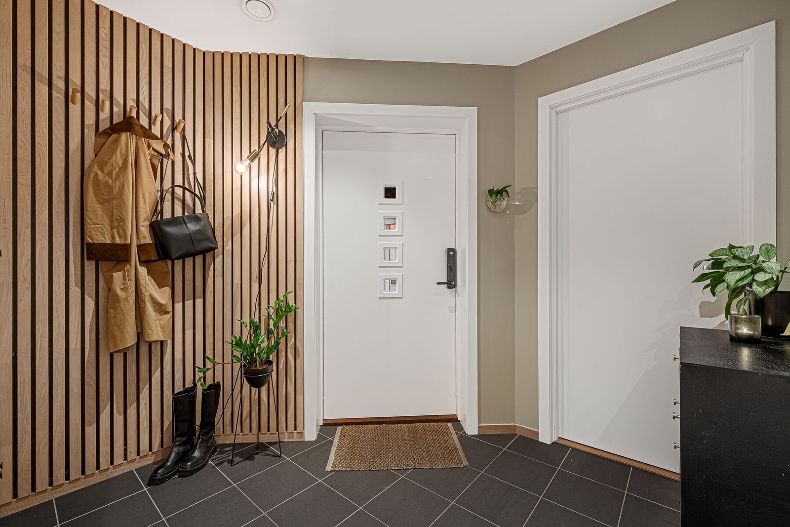 Entre med flislagt gulv og varmekabler. Det er fin plass for sko og tøy. Galleribilde