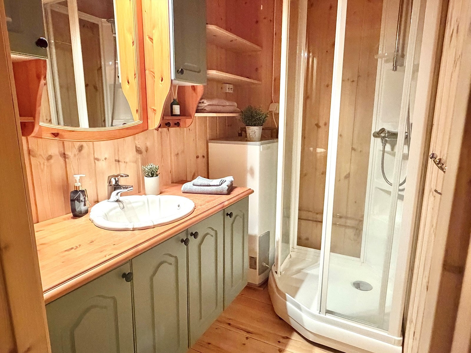 Et enkelt bad med det du trenger av skapplass og dusj Galleribilde