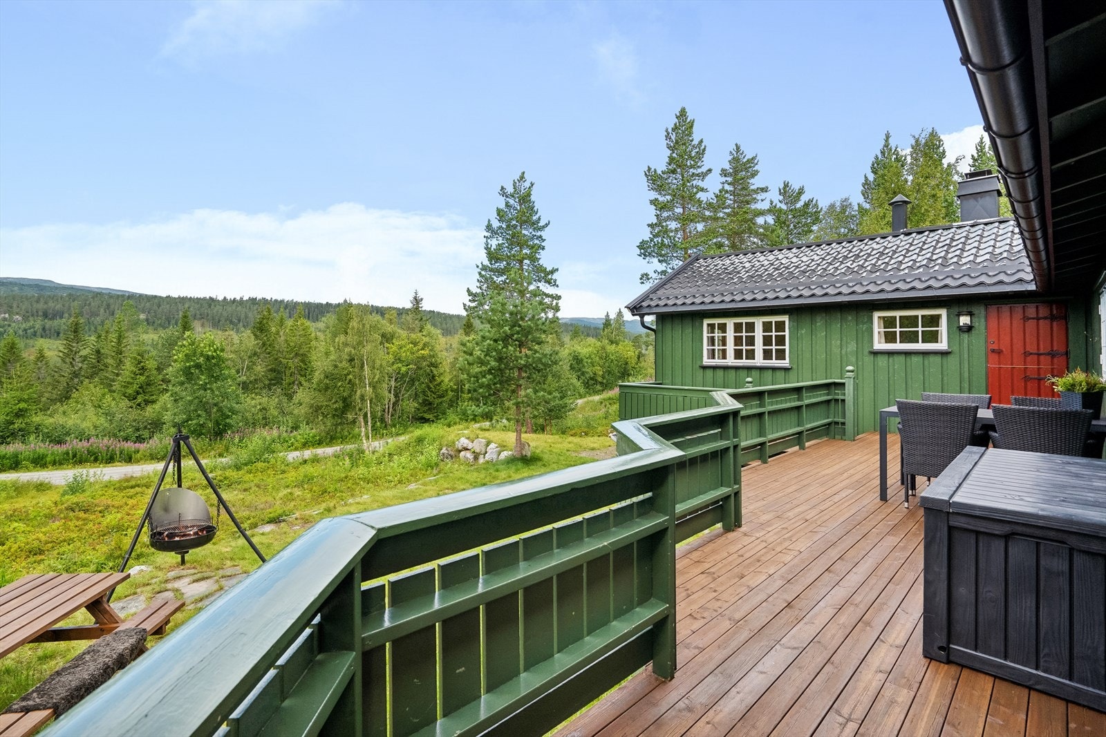 Terrassen går hele veien til boden slik at du aldri trenger å ta på deg på bena for å bevege deg rundt på hytta Galleribilde