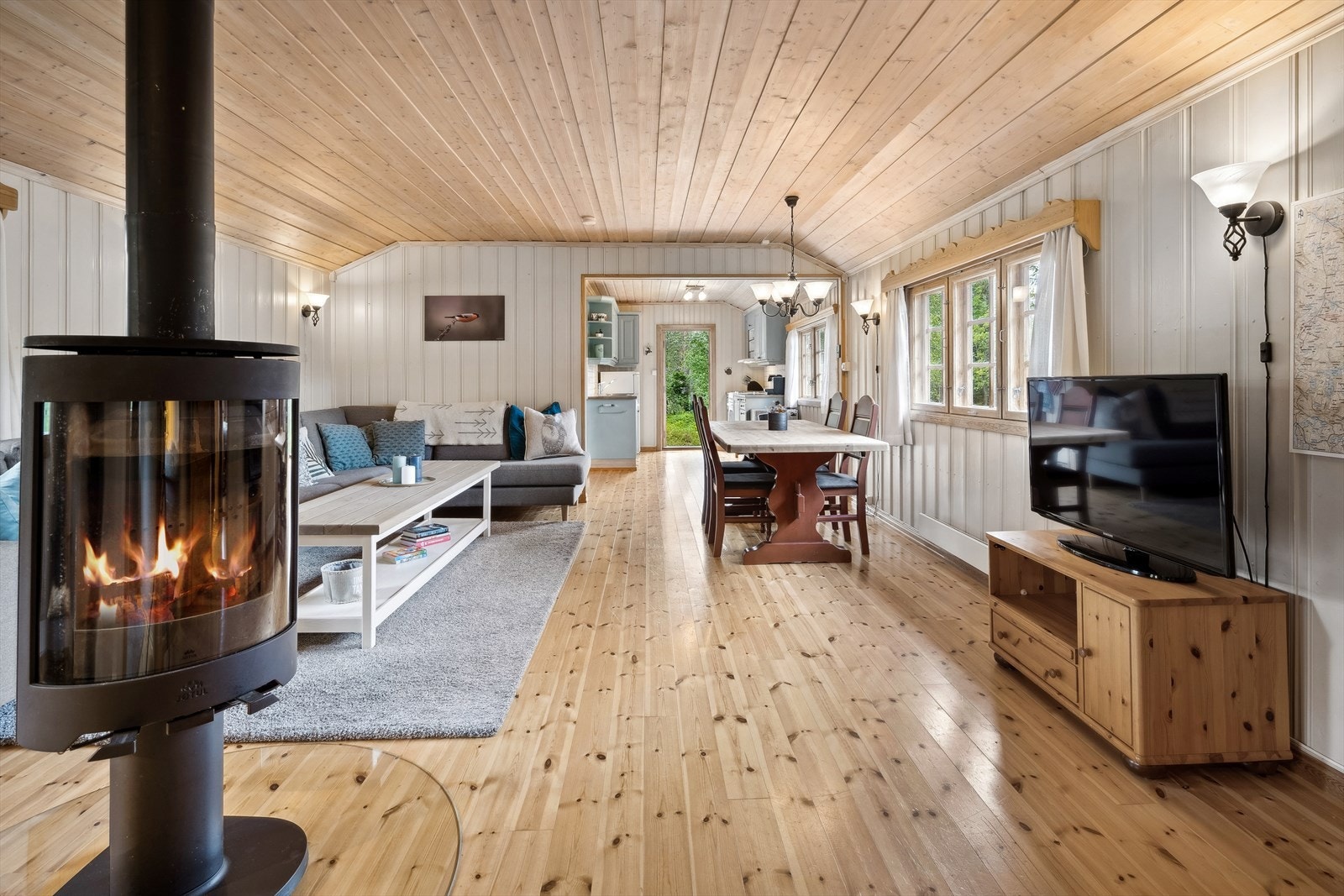 Hytta varmes opp primært ved vedfyring Galleribilde