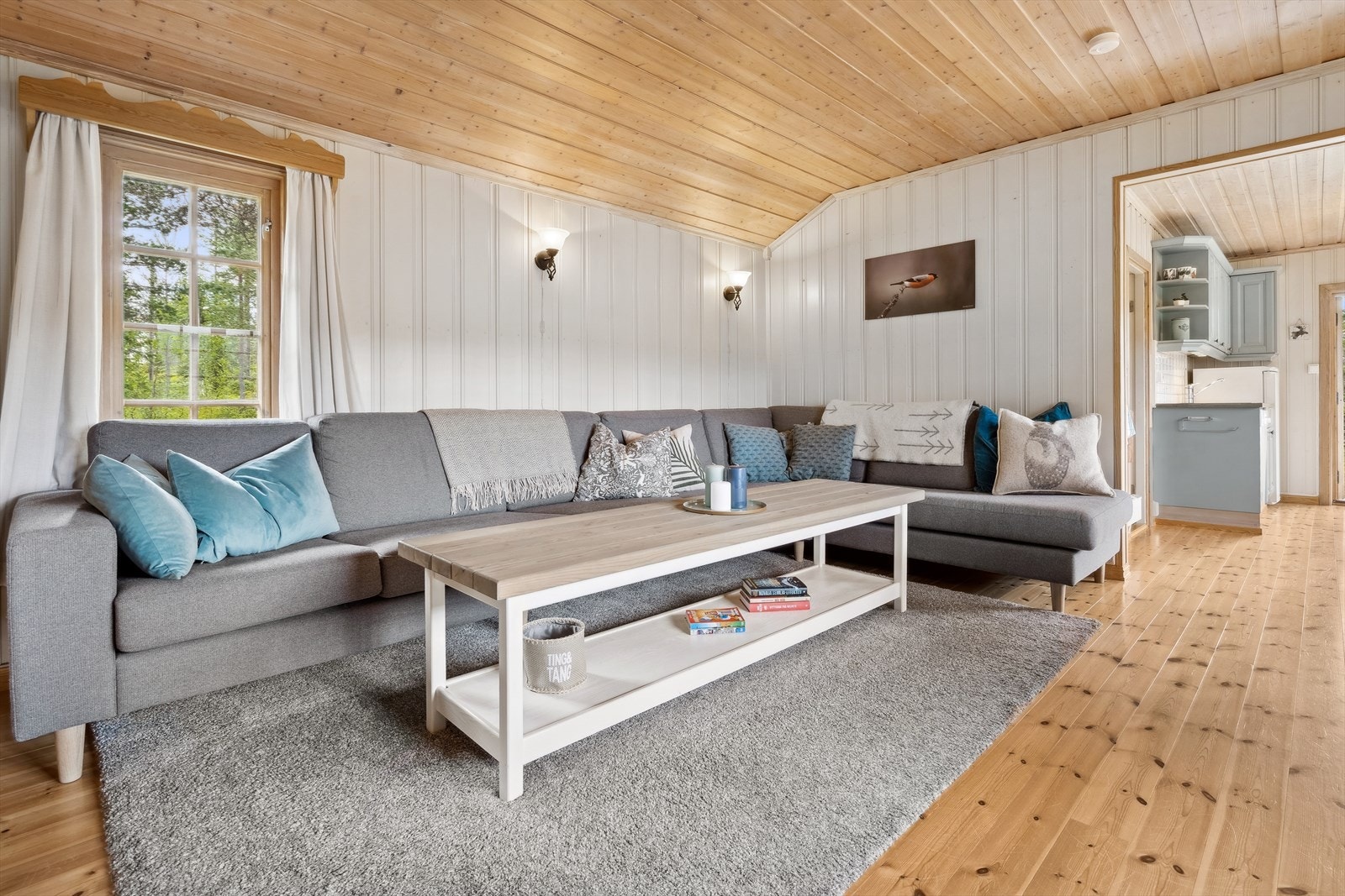 Stuen har plass til en stor sittegruppe Galleribilde