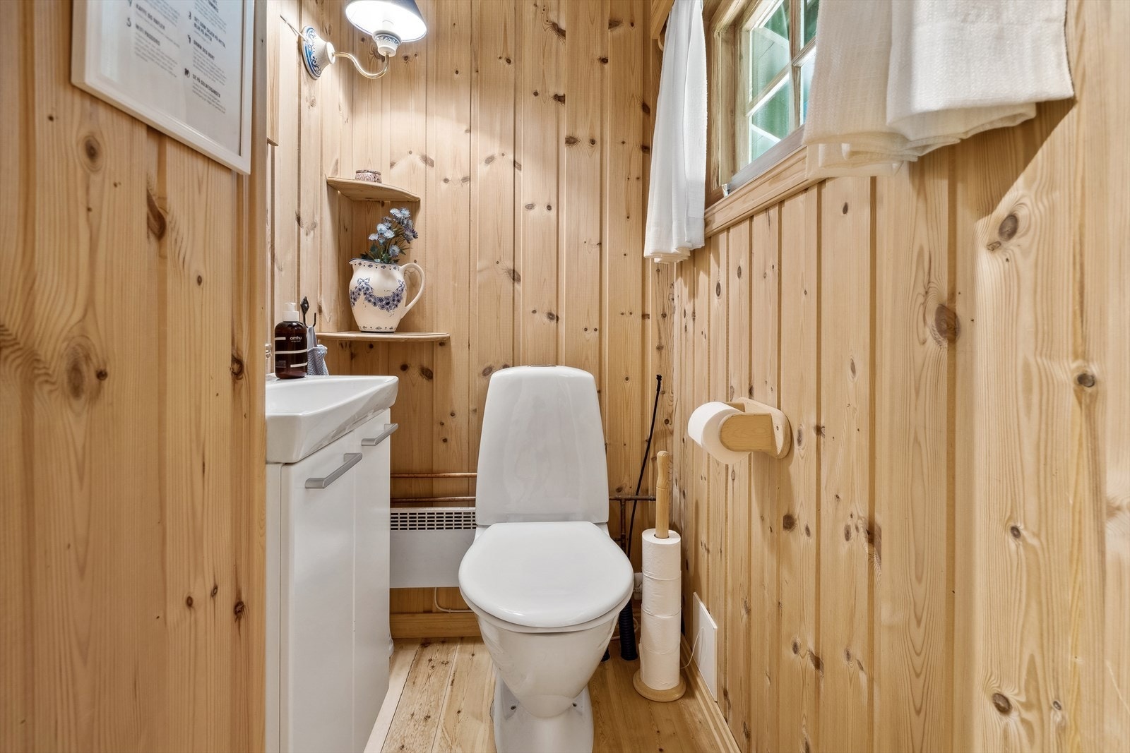 Et eget toalettrom er praktisk når hytta er fylt opp med mennesker Galleribilde