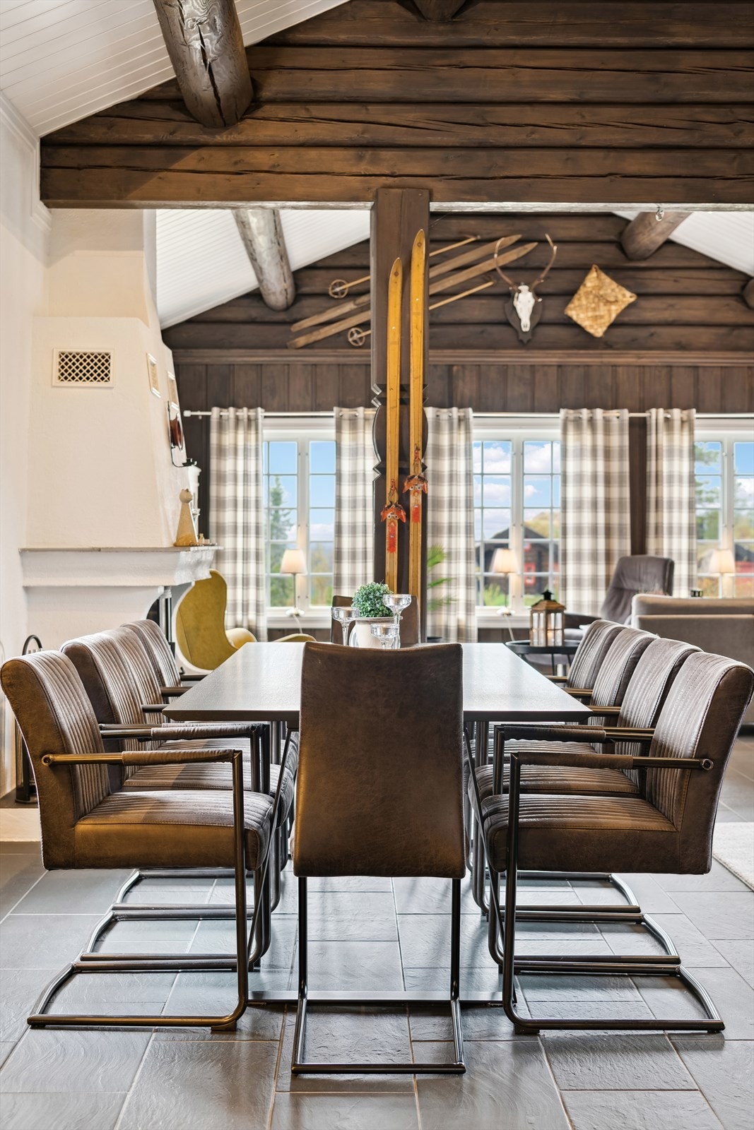 Plass til større og flott spisebord, perfekt for å skape minneverdige måltider og sosialt hygge. Galleribilde