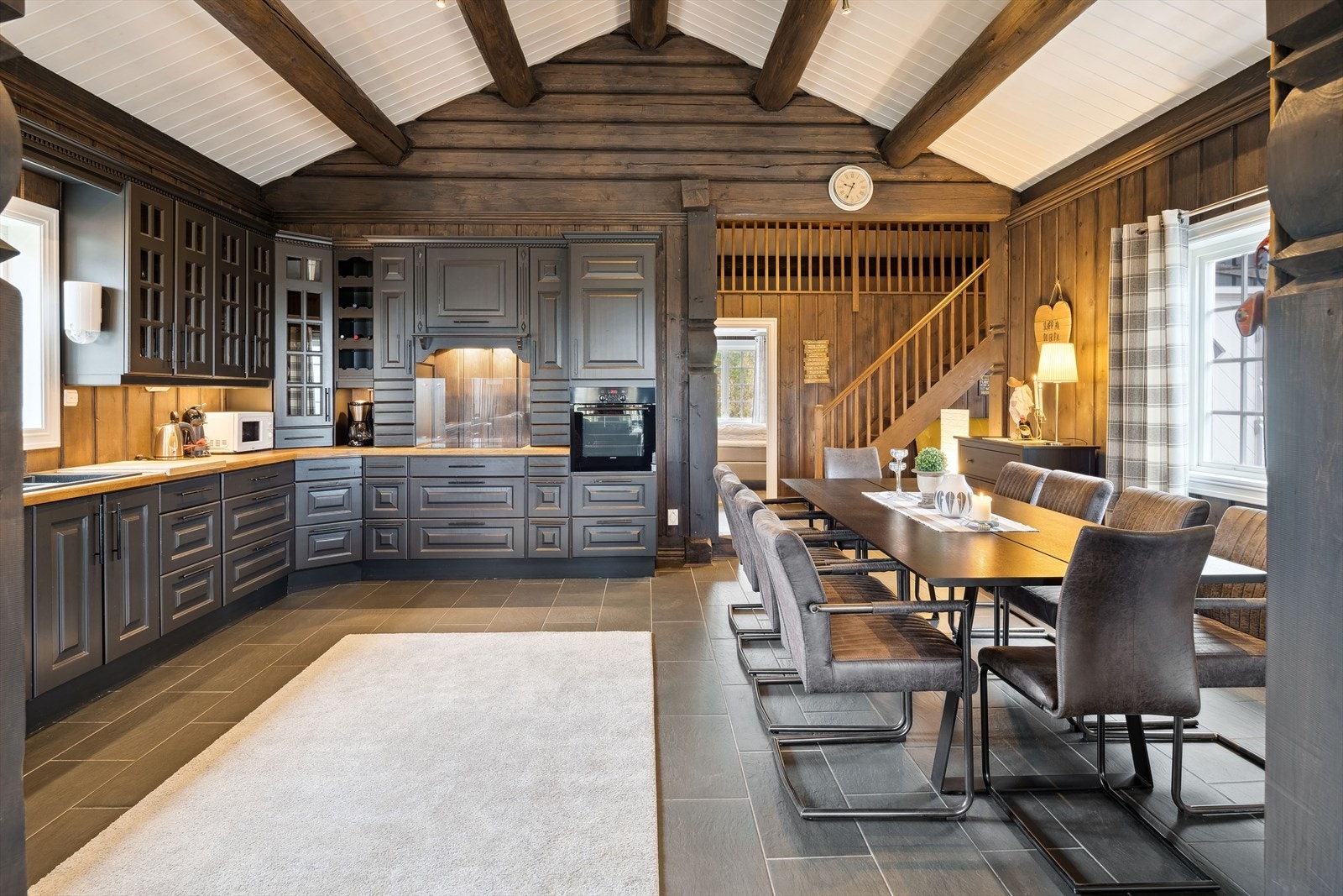 Innholdsrikt og herskapelig kjøkken i mørkegrå farge med profilerte fronter Galleribilde