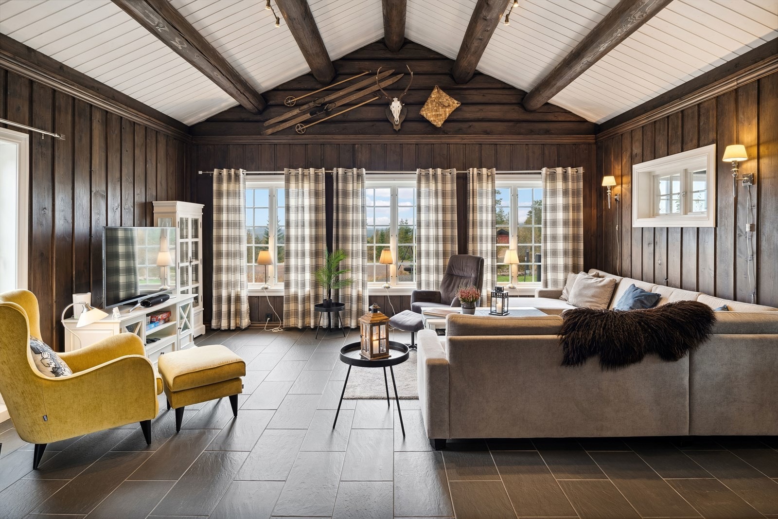 Stuen har en fin balanse mellom rustikk sjarm og moderne komfort. Galleribilde