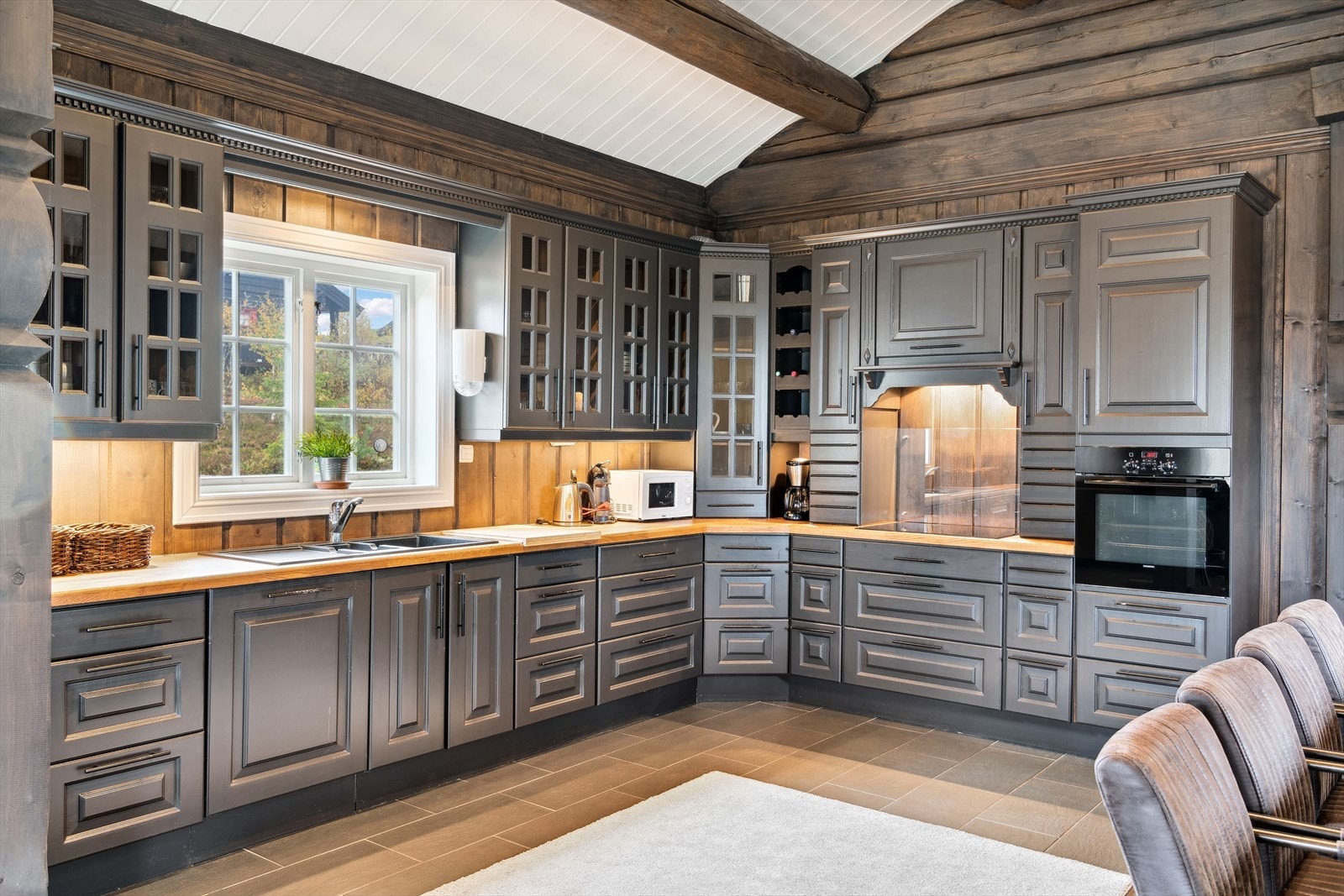 Kjøkkenet består av flere vitrineskap, integrerte hvitevarer som platetopp, ovn og kjøleskap. Galleribilde