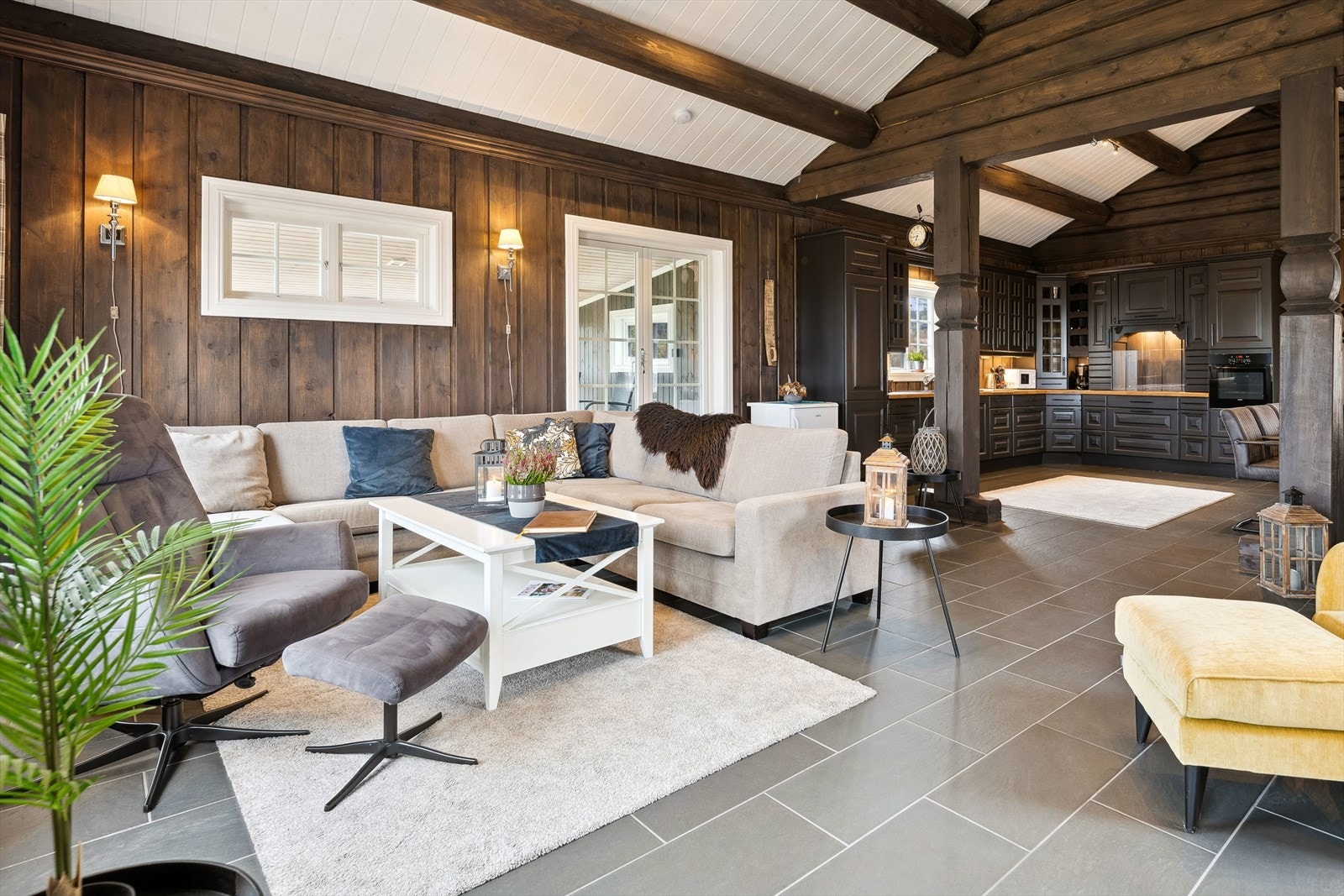 Åpen løsning til kjøkken og god takhøyde gir hytta et preg av eleganse og luksus Galleribilde