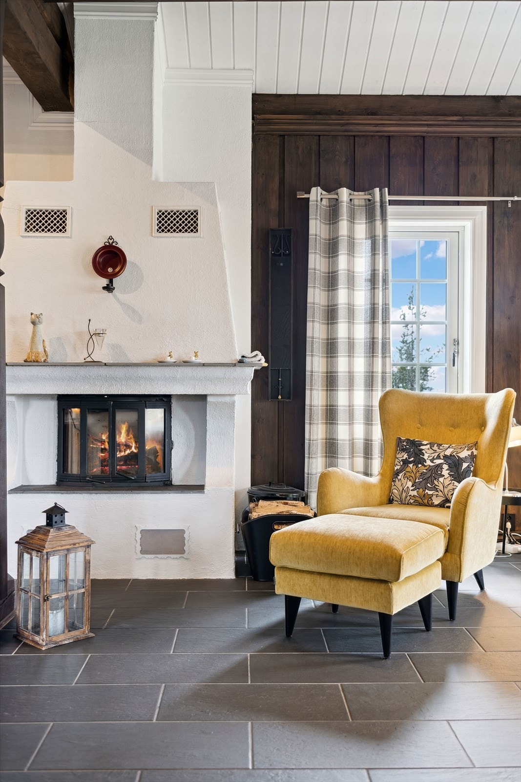 Peisen er et naturlige midtpunkt i romme som gir en god atmosfære til hele hytta Galleribilde