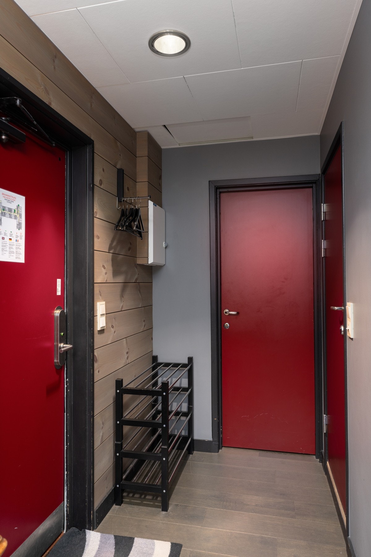 Entré med plass for yttertøy og sko. Galleribilde