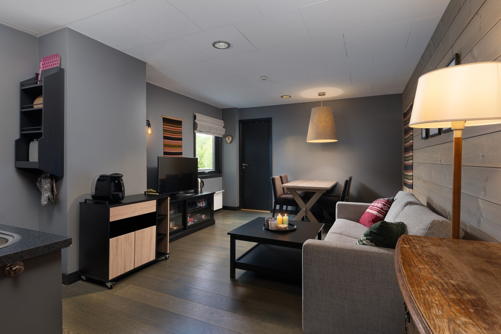 Stue med videre adkomst til soverom Galleribilde