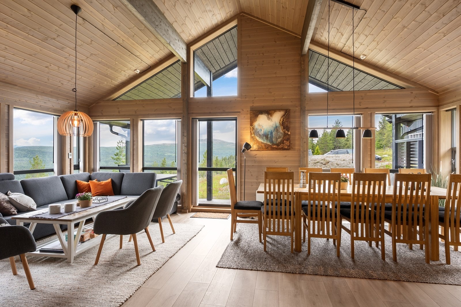 Videre inn ligger stue og kjøkken i åpen løsning. Galleribilde