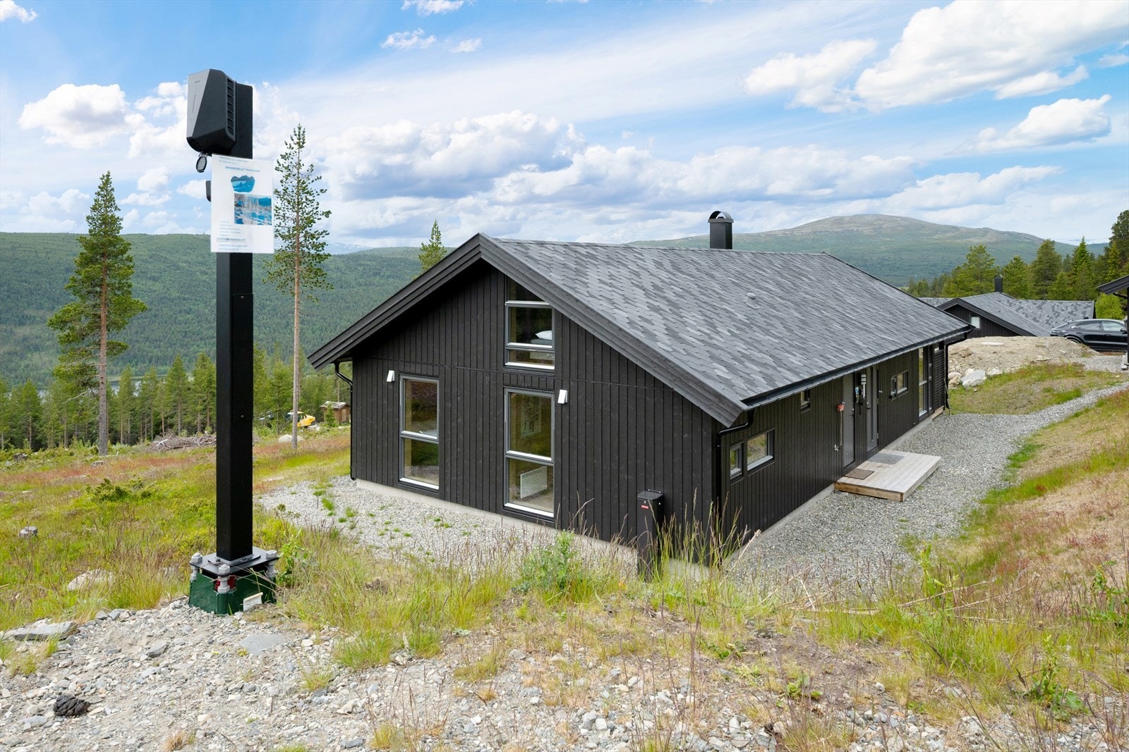 Hytta har enkel adkomst, og det er klargjort for elbil-lader. Galleribilde