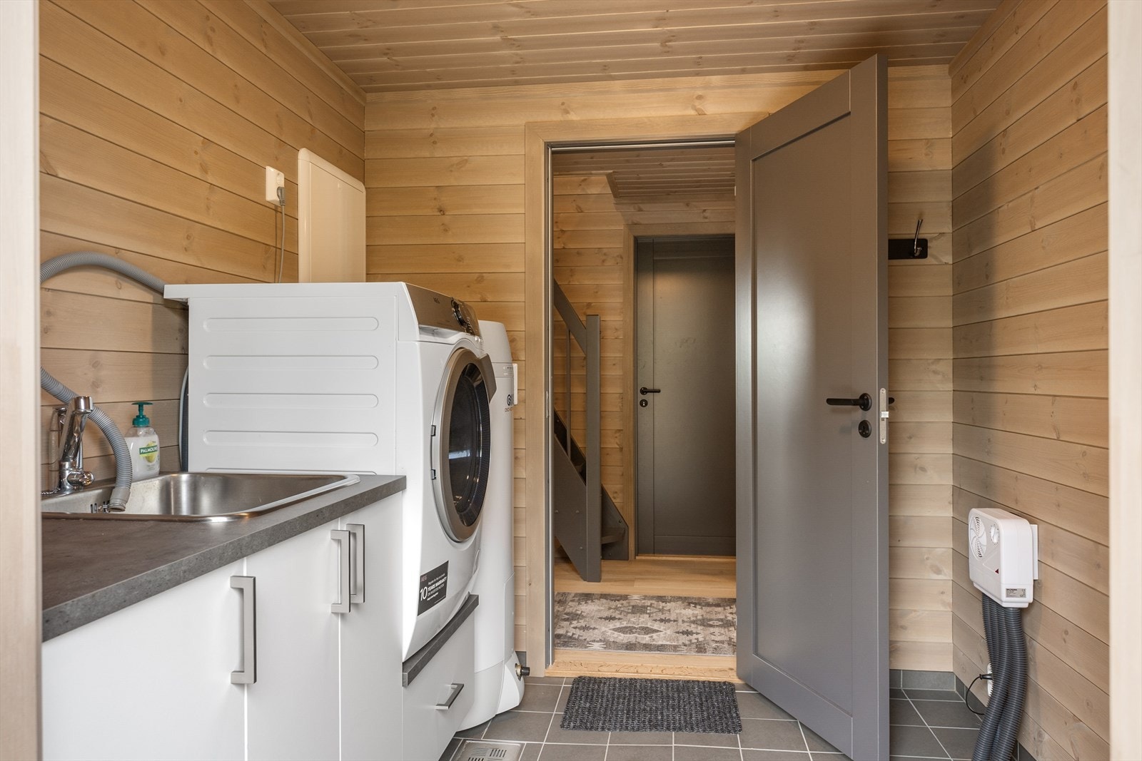 I tillegg har hytta et praktisk og smart innredet vaskerom m/flislagt gulv. Vaskerommet har adkomst både fra inne og ute. Galleribilde