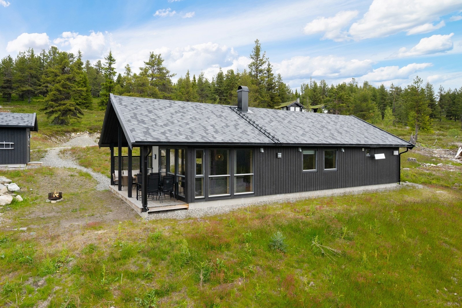 Hytta går over ett plan m/hems. Dette er ei arkitekttegnet hytte i fra Saltdalshytta. Galleribilde