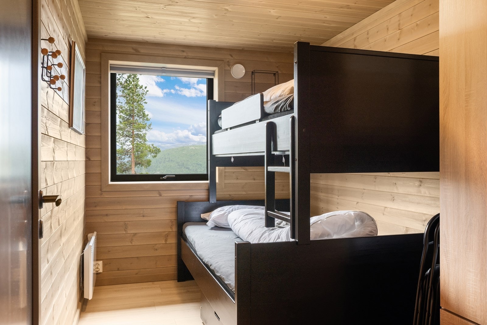 Soverom 3 og 4 er innredet med køyeseng i malt utførelse. Galleribilde