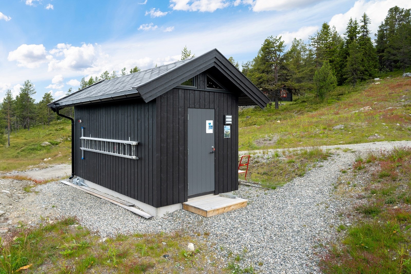 Det er god oppbevaringsplass i utvendig bod. Galleribilde