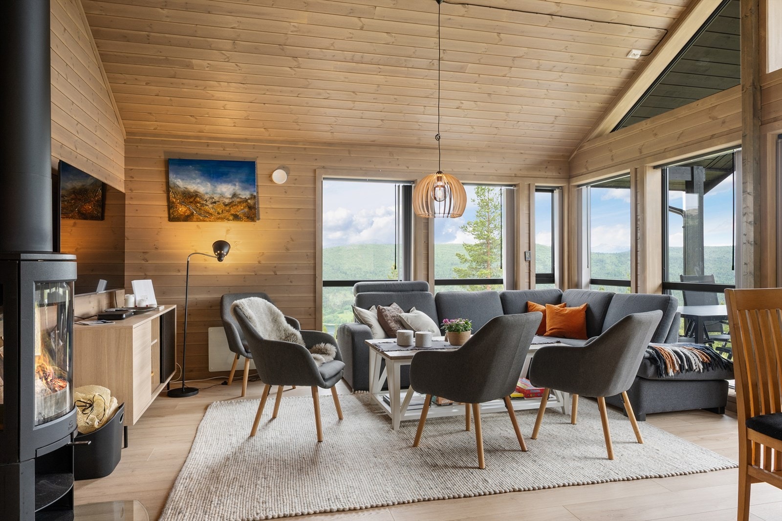 Skråhimling og store vindusflater gir økt romfølelse. Galleribilde