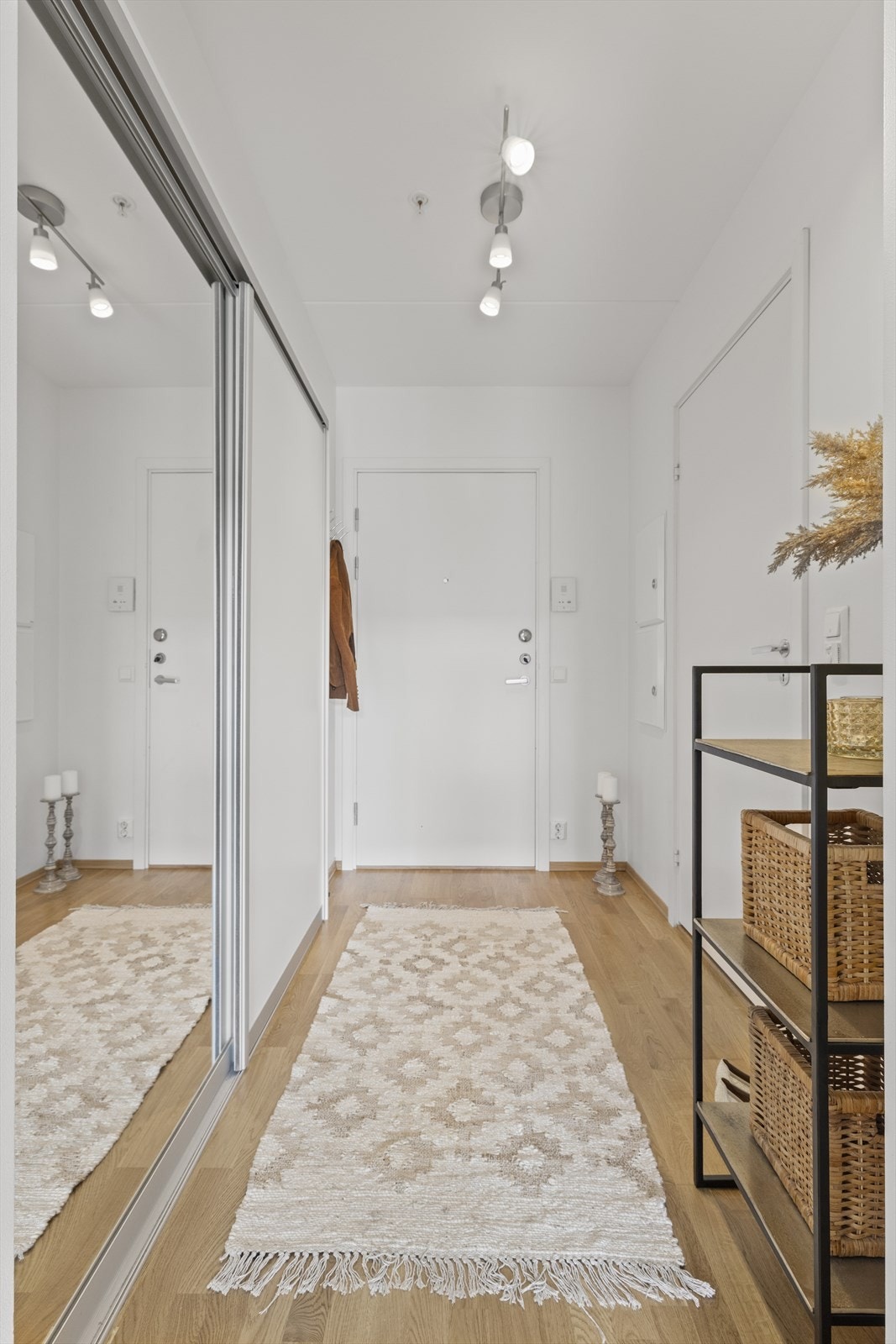 Velkommen inn! Stor skyvedørsgarderobe i entreen. Galleribilde