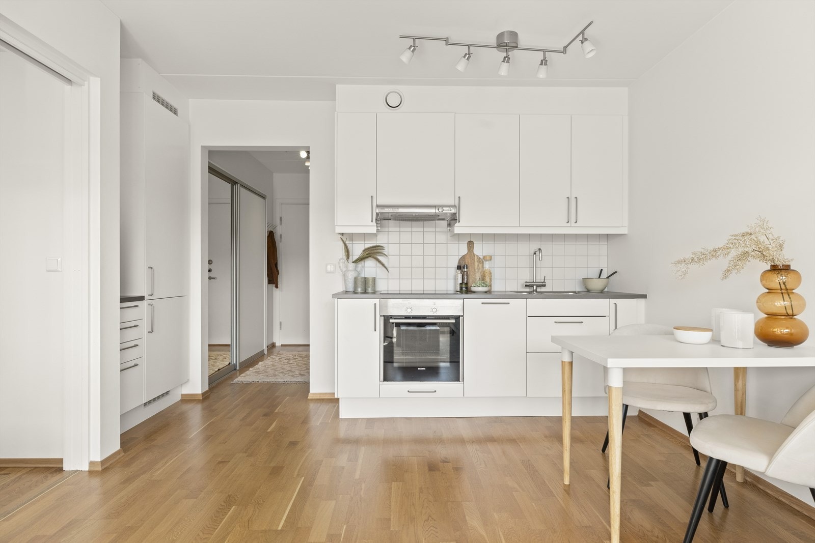 Det er fint pass til spisebord i tilknytning til kjøkkenet. Galleribilde